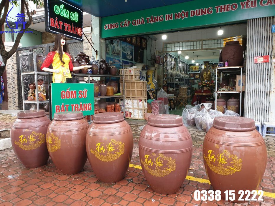 Rất nhiều chum sành 100L được bày bán tại Gốm sứ Bát Tràng tại Biên Hòa