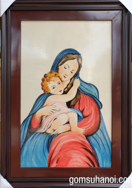 Bức ảnh Mẹ Maria ôm chú hài đồng được thể hiện trên gốm sứ Bát Tràng